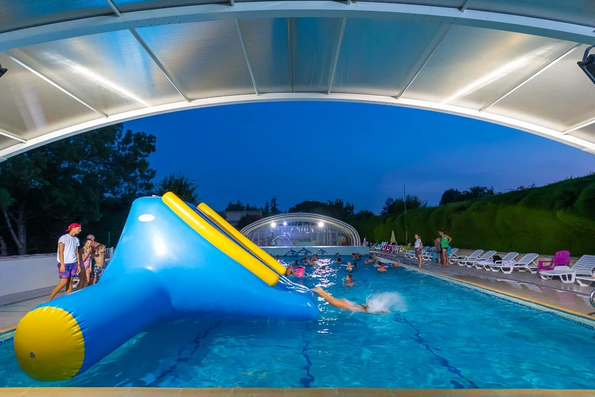 Spiele im überdachten Pool – La Vieille Ferme